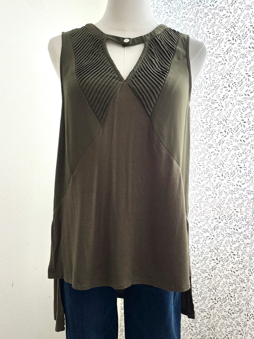 Doe & Rae Olive Green Pleated Keyhole High Low Sleeveless Top Size Small